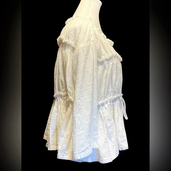 Free People ivory colored ladies top size XS
BIN 29 - Picture 4 of 9